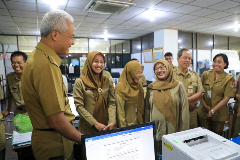Gubernur Jawa Tengah Ganjar Pranowo berbincang dengan sejumlah aparatur sipil negara (ASN) di lingkup Pemprov Jateng, menjelang purnatugas. (foto:gemapos/ant/humas jateng)
